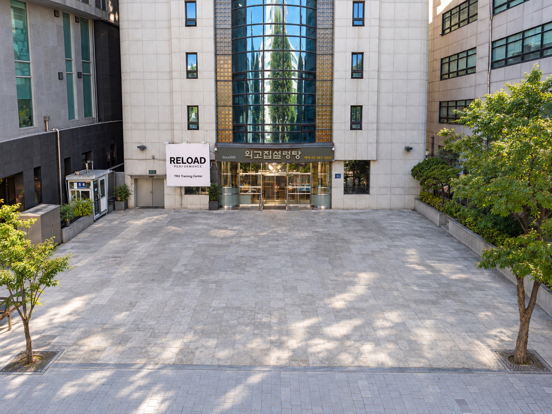 Spacious parking area in front of Oegojip Seolleongtang