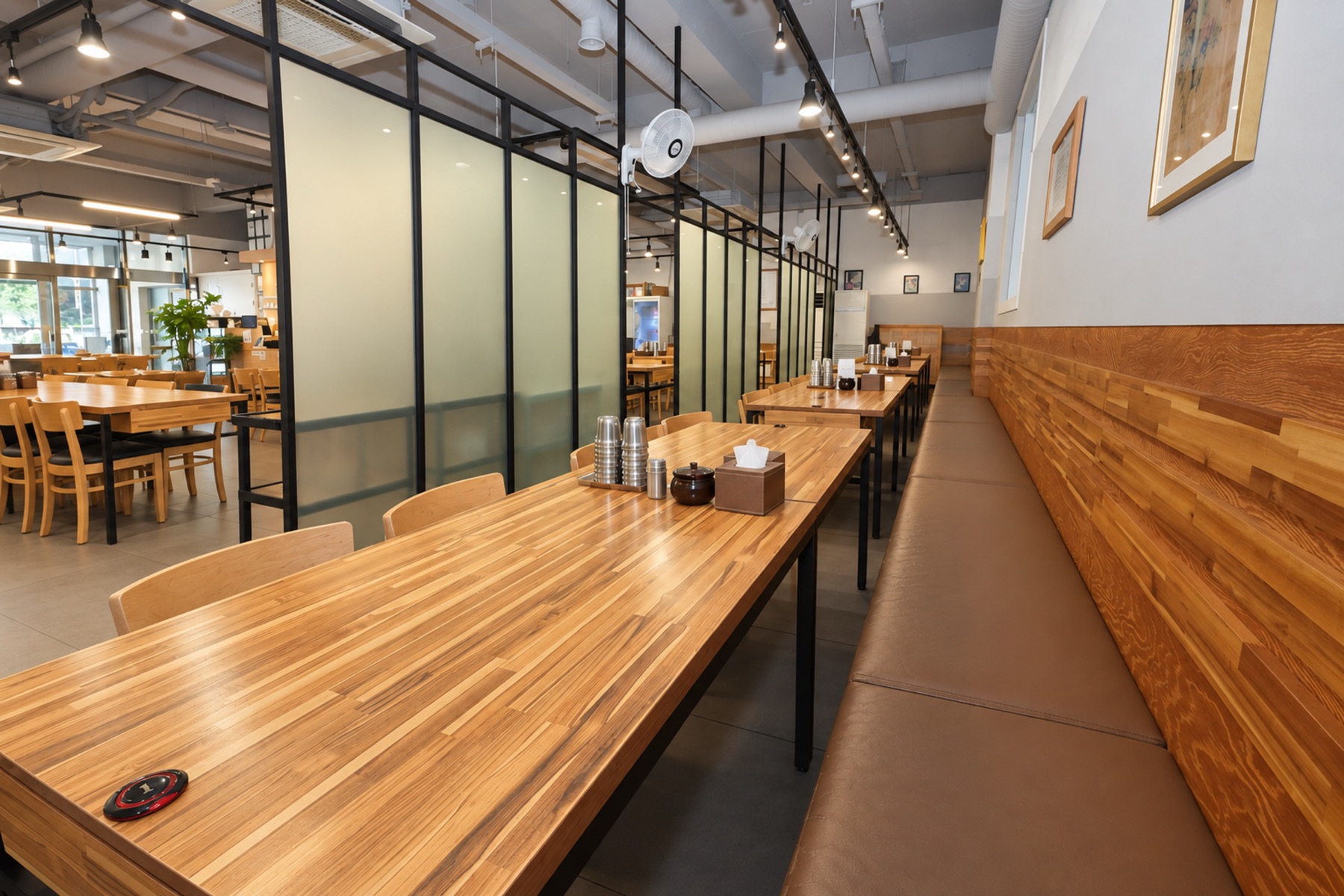 Semi-partitioned seating with long tables