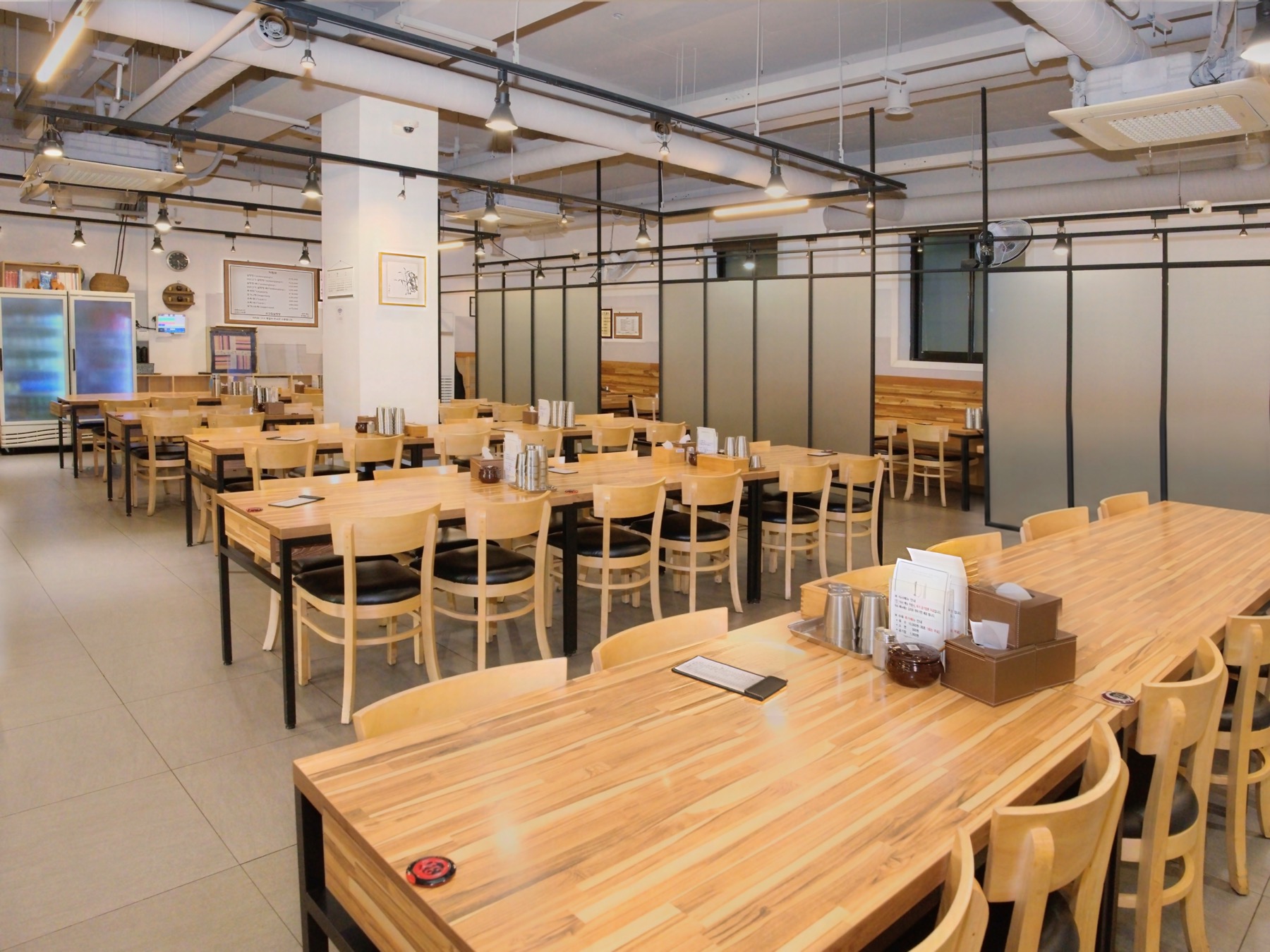 Bright, spacious dining hall at Oegojip Seolleongtang