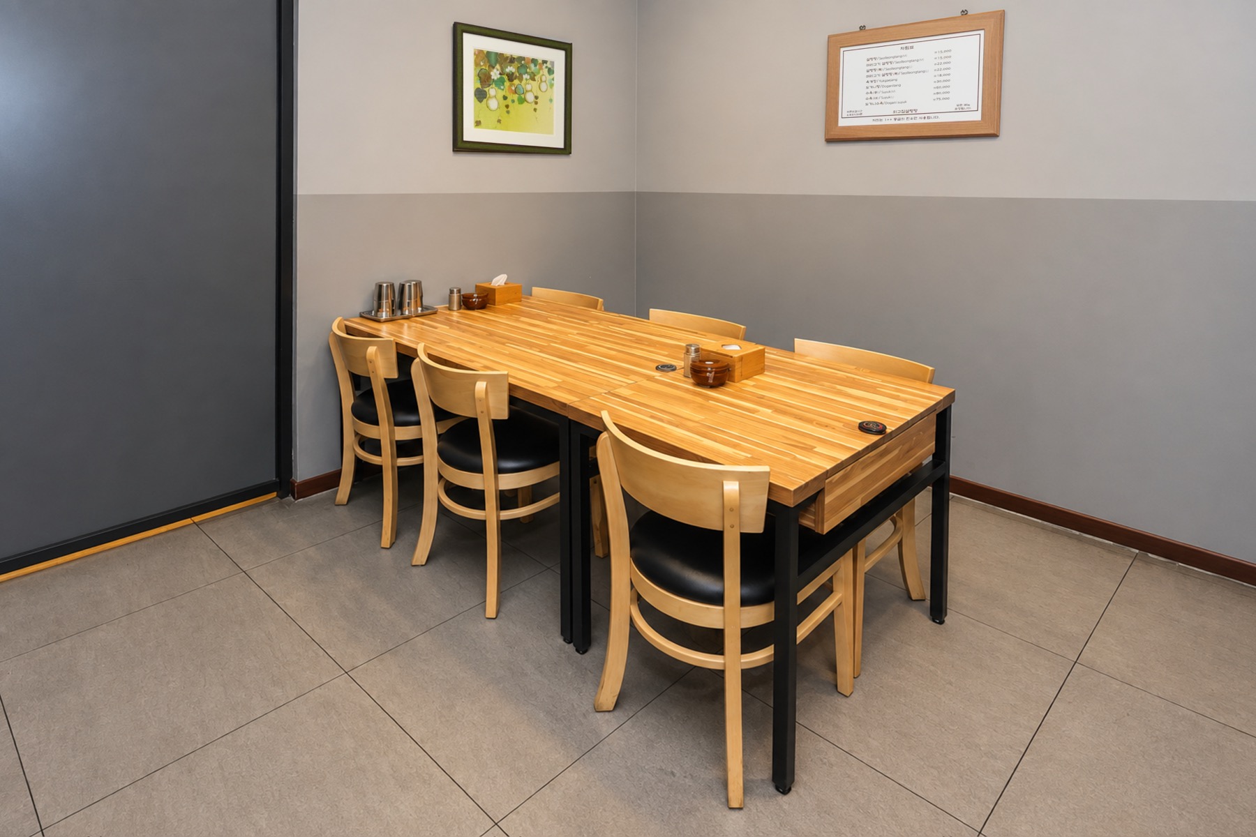 Small private dining room at Oegojip Seolleongtang