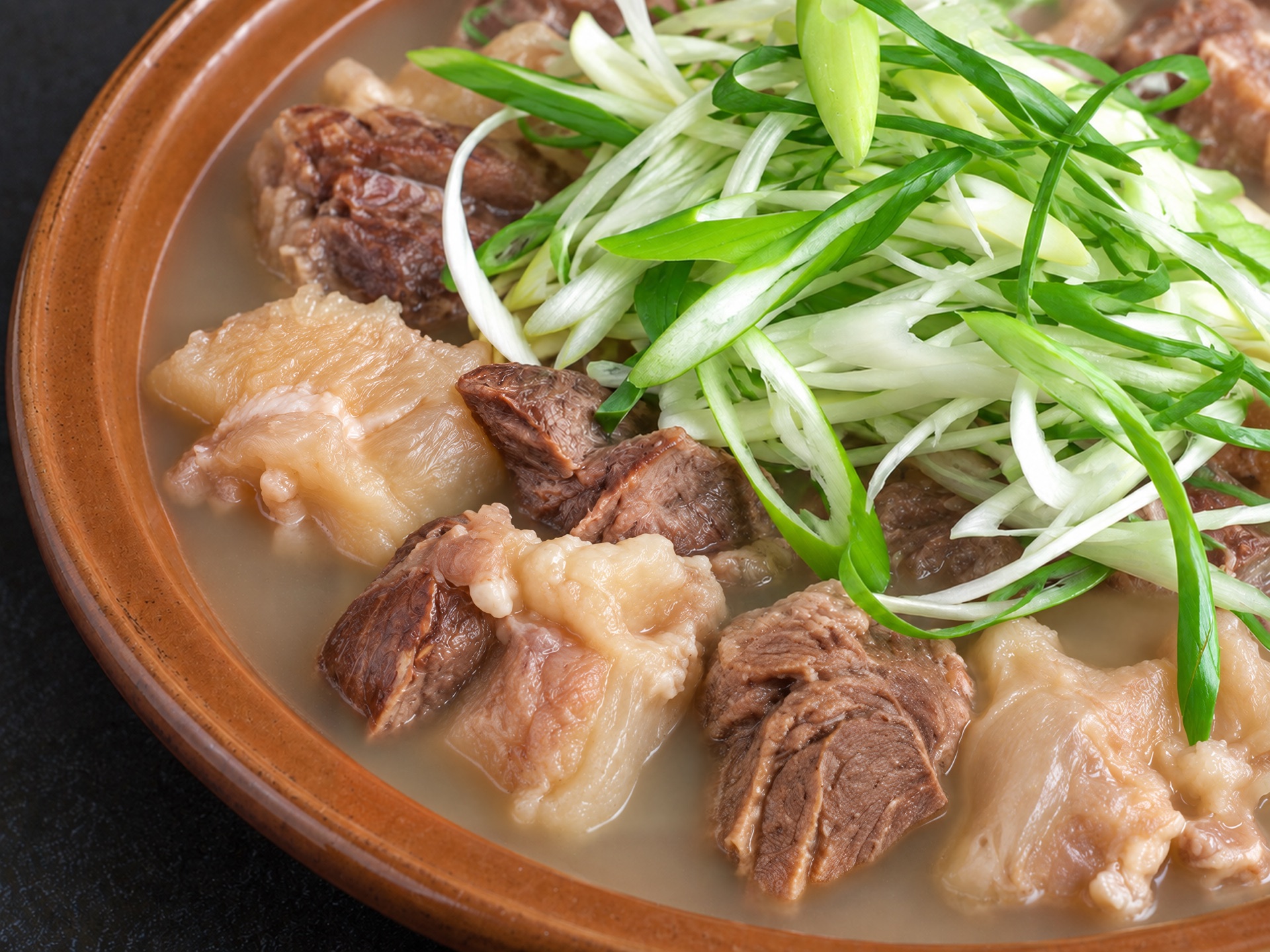 ゆでた牛の膝軟骨と牛すじのトガニスユク