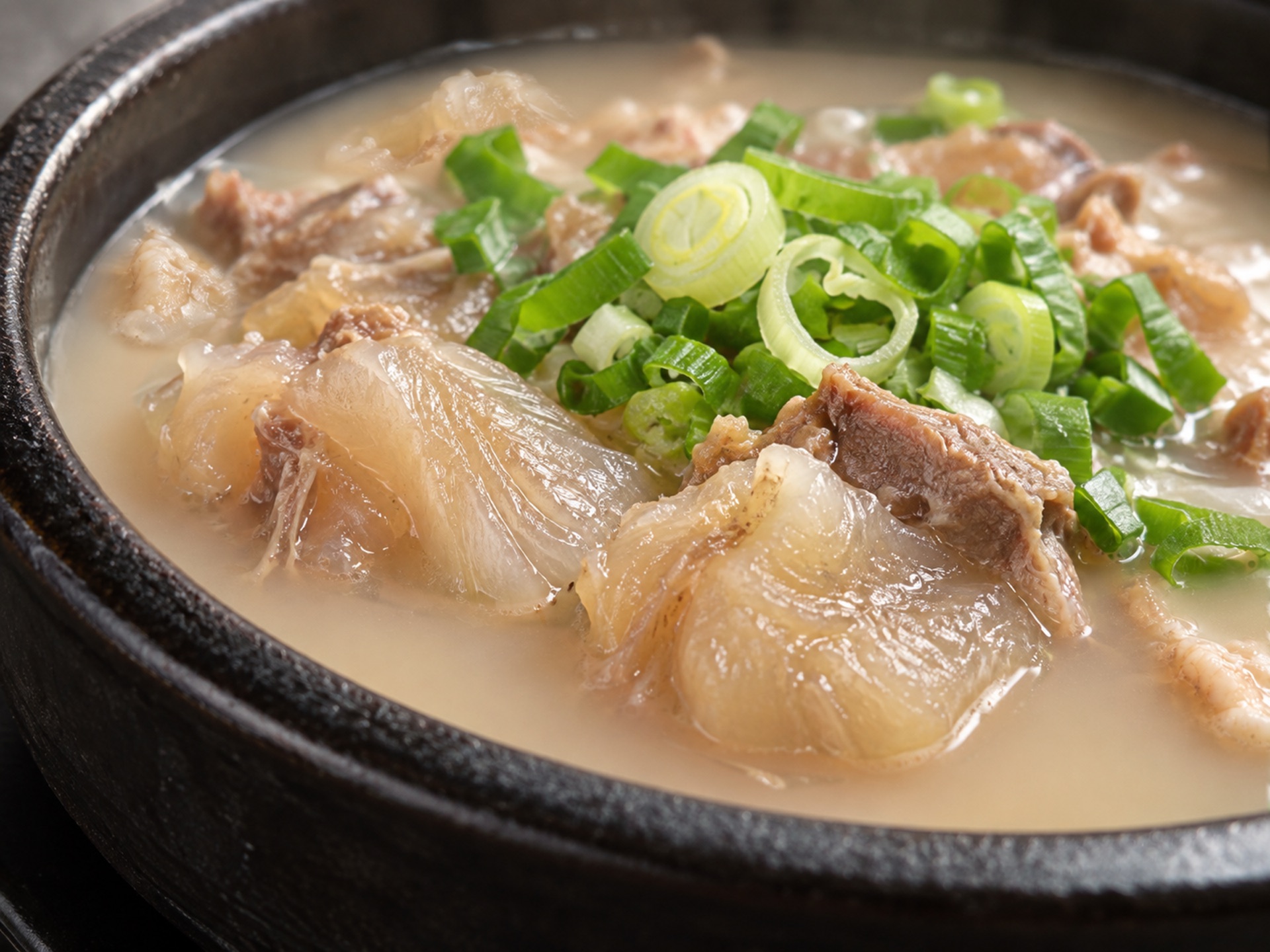 牛の膝軟骨と牛すじのトガニタン、主菜は辛くありません