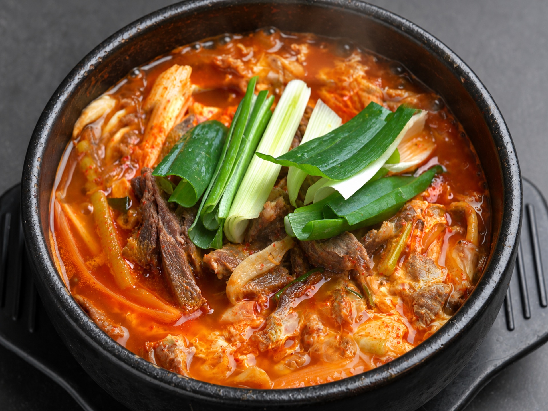 牛肉と野菜のユッケジャン、辛さは中程度