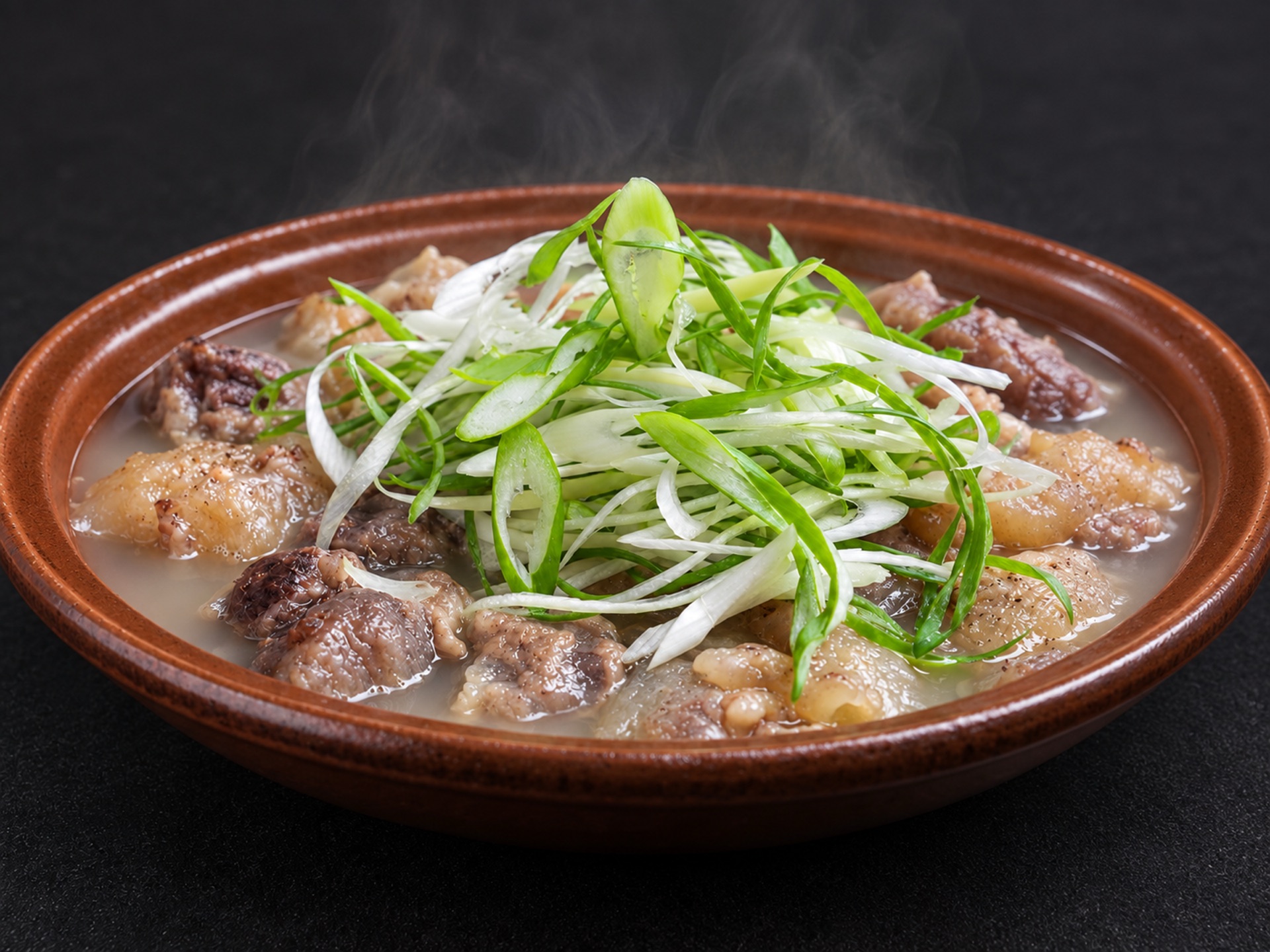 ゆでた牛の膝軟骨と牛すじの盛り合わせ